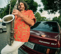 Saxofonista boêmio é o personagem do novo clipe da banda Não Alimente os Animais