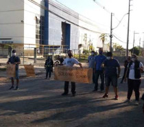 No segundo dia de manifestação, trabalhadores da Microinox fazem pedágio solidário