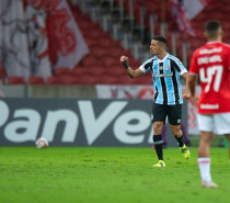 Grêmio vence Inter de virada no Beira-Rio e sai com a vantagem nas finais do Gauchão