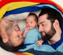 2 Papais fazem sucesso nas redes sociais após nascimento de filho por fertilização in Vitro no Brasil