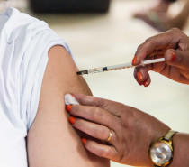 Gestantes, puérperas e pessoas de 60 anos ou mais podem tomar vacina bivalente a partir de sexta-feira (17/03)